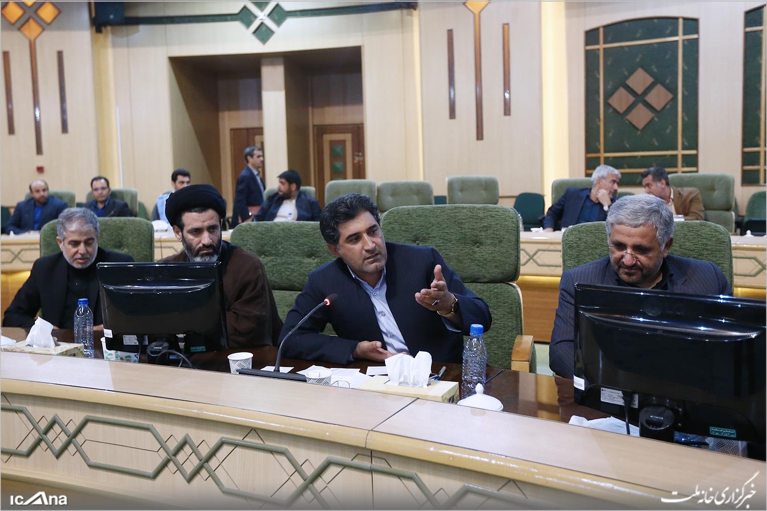 گزارش تصویری / حضور دکتر لاریجانی در ستاد مدیریت بحران کرمانشاه