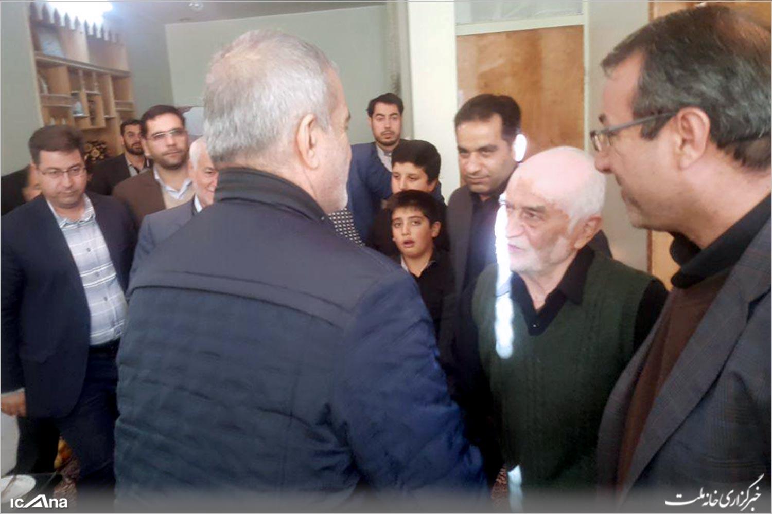 گزارش تصویری/ دیدار مسعود پزشکیان با خانواده جانباز دوران دفاع مقدس شهید سامع